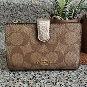 Coach Medium Corner Zip Wallet, Authentic